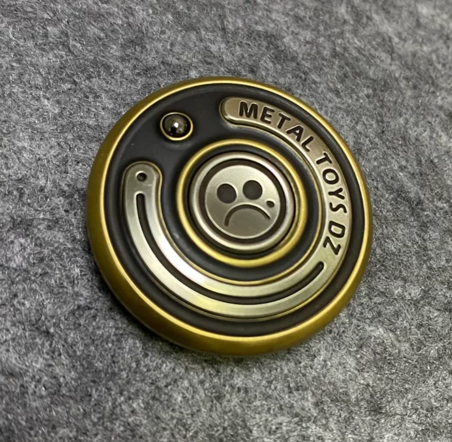 Used EDC Metal Toys Dz Top-C brass+white copper mechanical coin peek section board fidget spinner metal decompression toy
Used EDC Metal Toys Dz Top-C brass+white copper mechanical coin peek section board fidget spinner metal decompression toy
