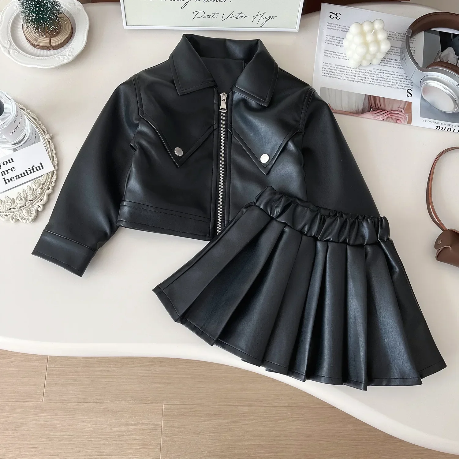2025 Autumn New Korean Girls Small Fragrant Style Temperament Leather Jacket Set Baby Pleated Skirt Two-piece Set
2025 Autumn New Korean Girls Small Fragrant Style Temperament Leather Jacket Set Baby Pleated Skirt Two-piece Set