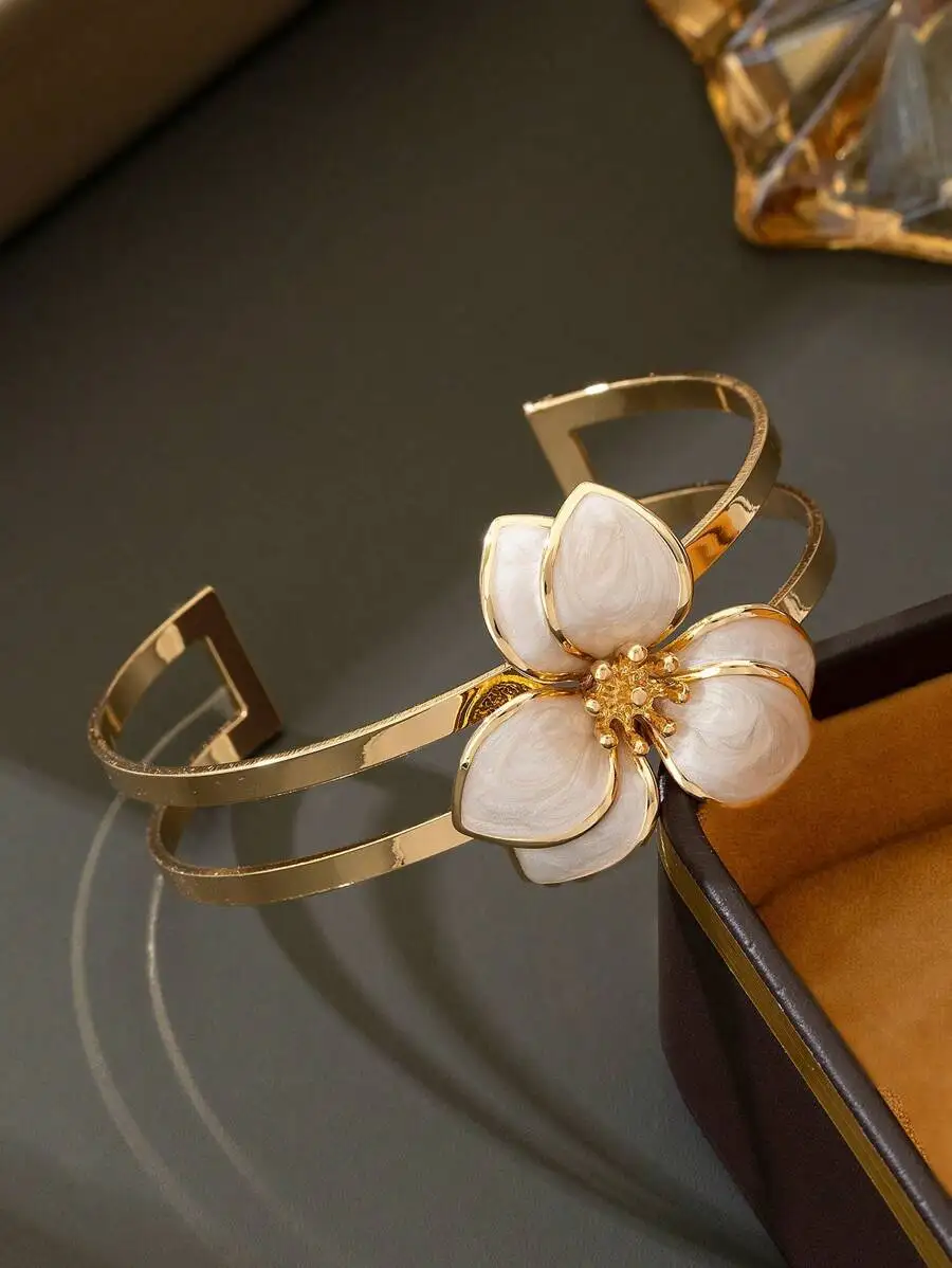 Floral Cuff Bangle Bracelet For Women Casual Fashion Style
Floral Cuff Bangle Bracelet For Women Casual Fashion Style