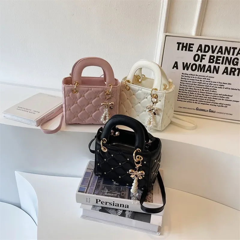 Горячая распродажа! Бесплатная доставка! Дизайнерские сумки для женщин. Сумки через плечо черного, бежевого, розового и красного цветов. Модные и универсальные сумки с ромбовидным узором.
Горячая распродажа! Бесплатная доставка! Дизайнерские сумки для женщин. Сумки через плечо черного, бежевого, розового и красного цветов. Модные и универсальные сумки с ромбовидным узором.