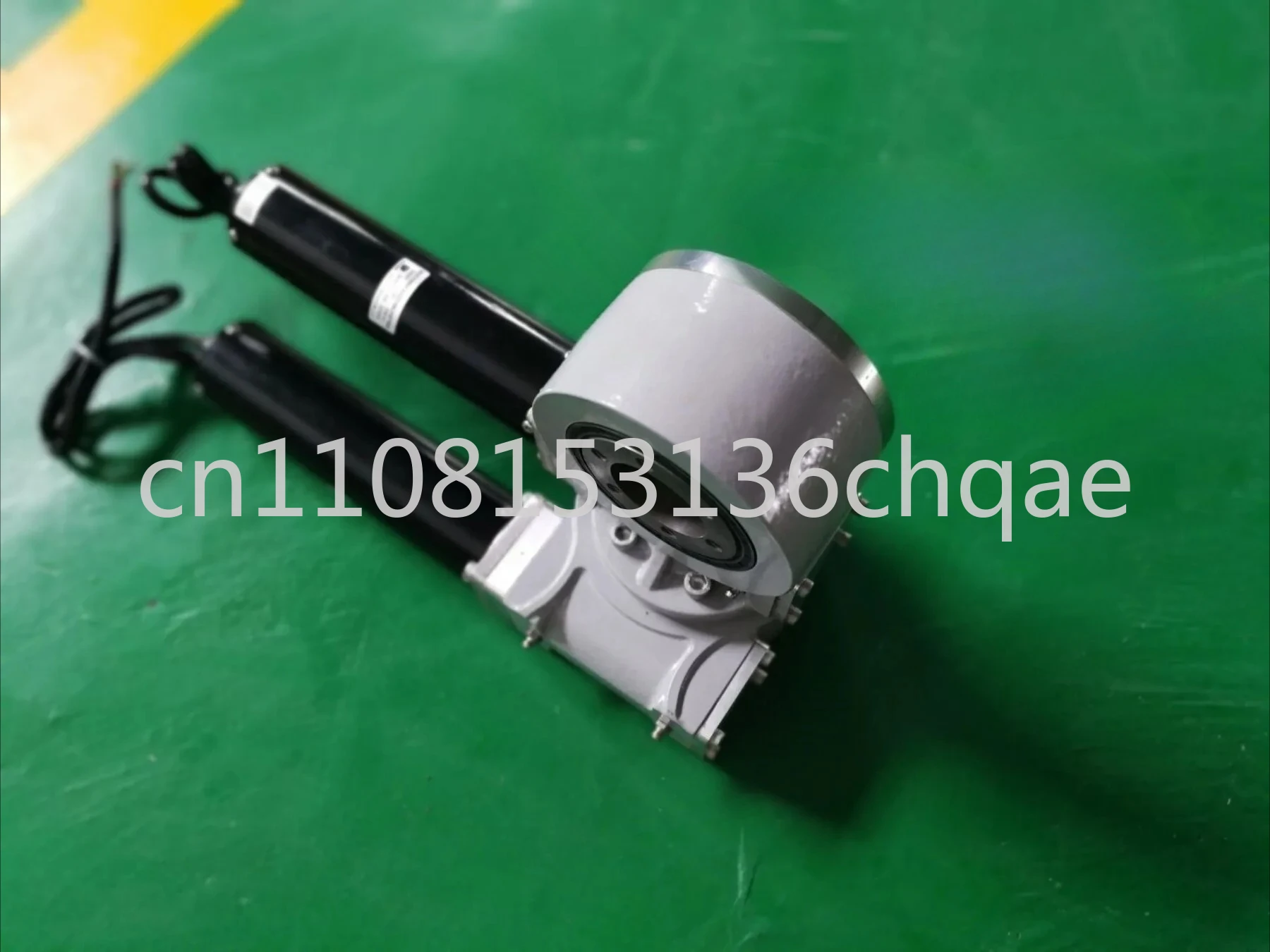 Dual Axis Solar Tracker with ODM Customizable Smallest Worm Gear Dual Axis Slew Drive Speed Reducers,Gear Ratio 62:1
Dual Axis Solar Tracker with ODM Customizable Smallest Worm Gear Dual Axis Slew Drive Speed Reducers,Gear Ratio 62:1