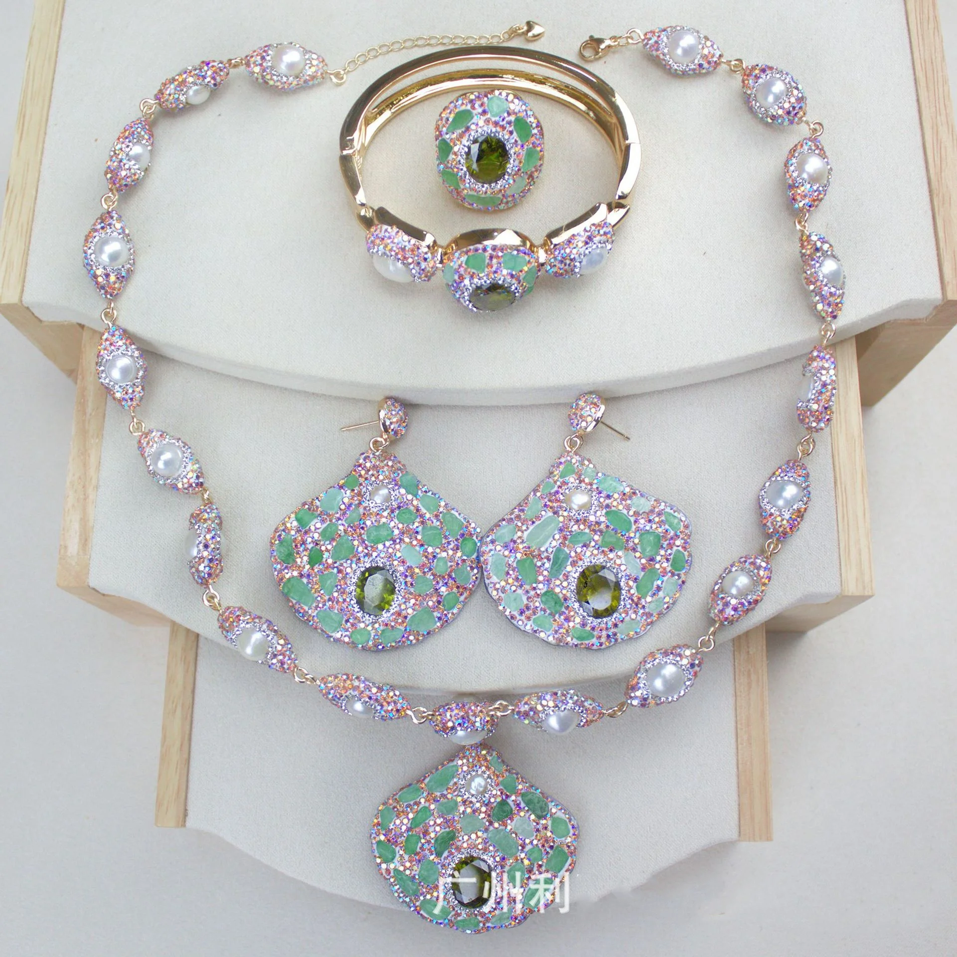 European and American pearl exaggerated personality four piece set inlaid necklace set
European and American pearl exaggerated personality four piece set inlaid necklace set