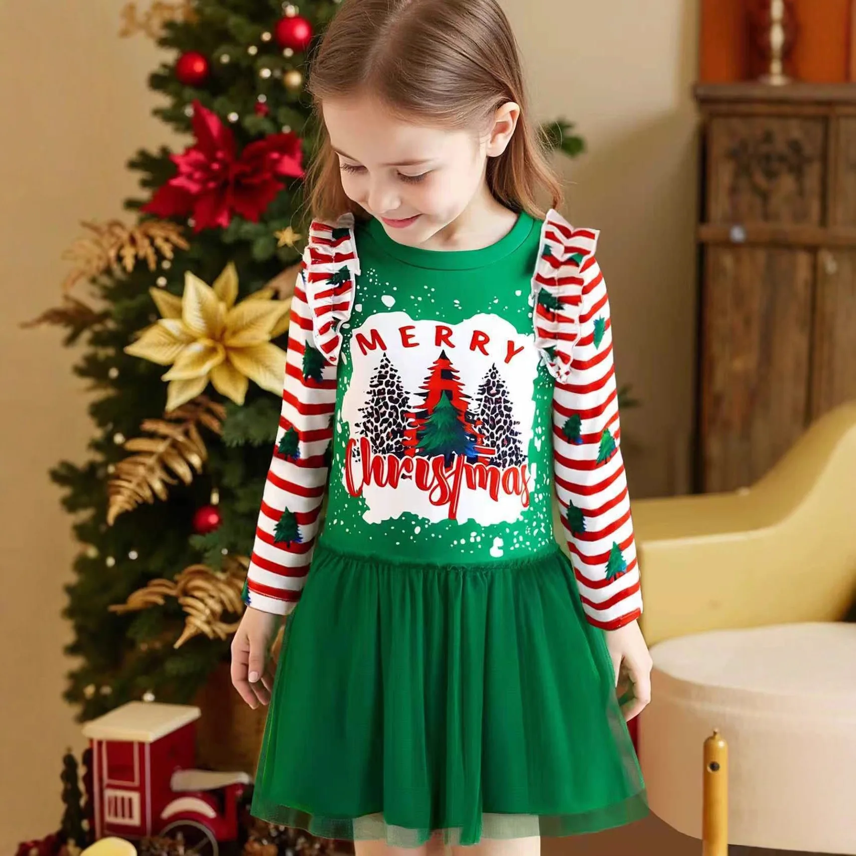 Рождественское платье для девочек, с рождественскими элементами с рюшами по краям и зеленой сетчатой юбкой, платье с длинными рукавами
Рождественское платье для девочек, с рождественскими элементами с рюшами по краям и зеленой сетчатой юбкой, платье с длинными рукавами