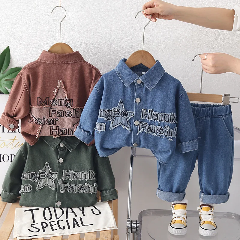 Комплекты джинсовой одежды для мальчиков, весна-осень 2026, детские повседневные пальто, брюки, джинсовый костюм из 2 предметов для малышей, спортивные костюмы, детская одежда для малышей
Комплекты джинсовой одежды для мальчиков, весна-осень 2026, детские повседневные пальто, брюки, джинсовый костюм из 2 предметов для малышей, спортивные костюмы, детская одежда для малышей