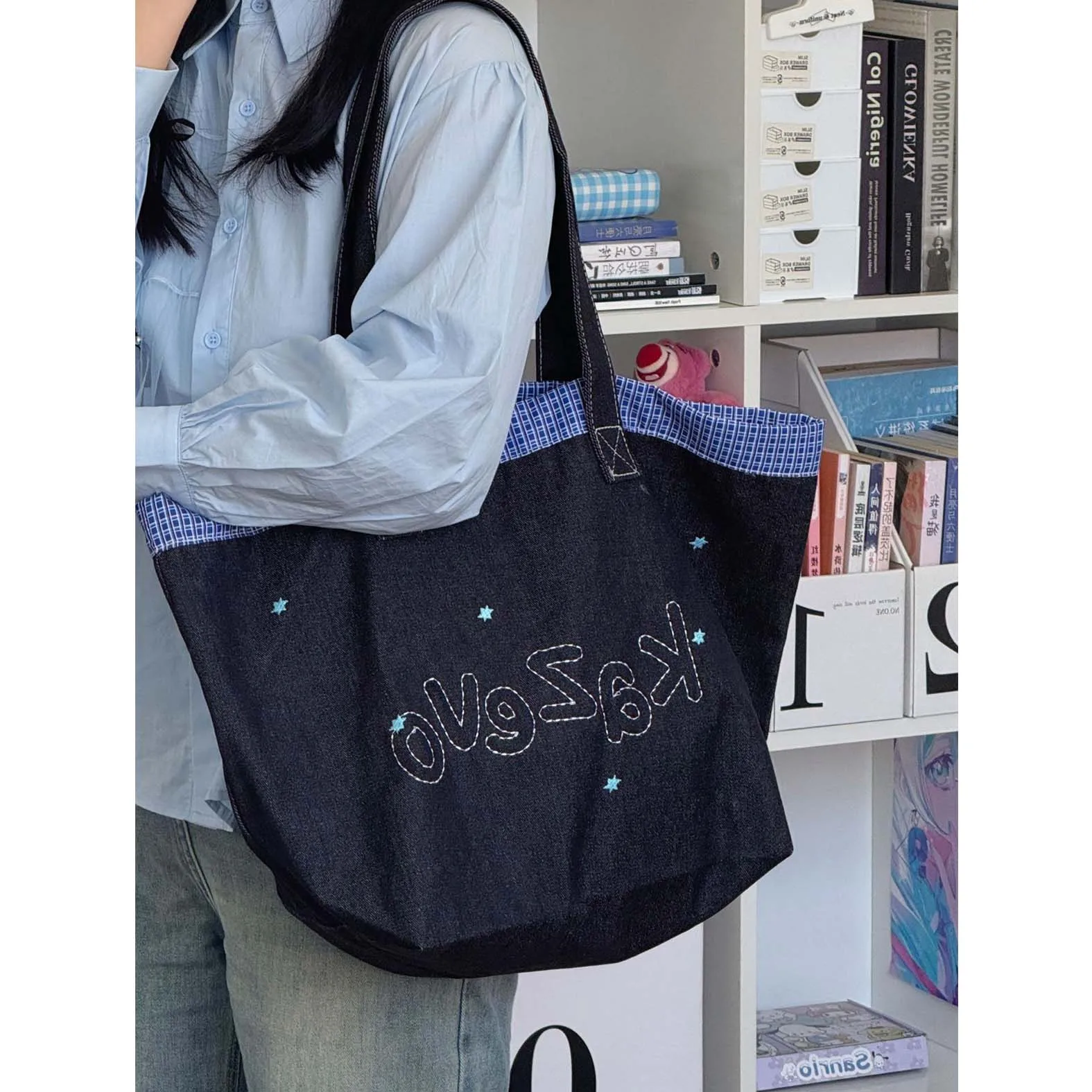 Trendy and Cool Cowboy Canvas Bag for Women 2025 New Fashionable Work Commuter Tote Bag, Leisure Large Capacity Shopping Bag
Trendy and Cool Cowboy Canvas Bag for Women 2025 New Fashionable Work Commuter Tote Bag, Leisure Large Capacity Shopping Bag