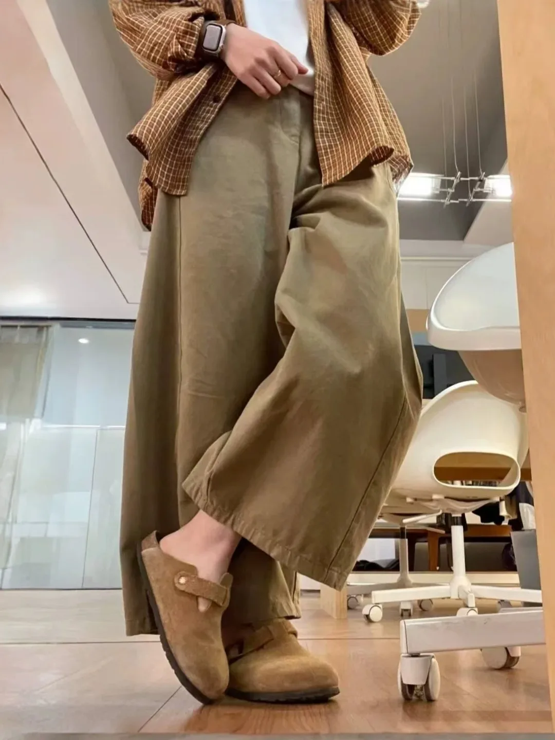 plus Size Loose Casual Khaki Wide Leg Pants Commute Style Versatile High Waist Zipper Straight Tube Pants Women's Fashion
plus Size Loose Casual Khaki Wide Leg Pants Commute Style Versatile High Waist Zipper Straight Tube Pants Women's Fashion