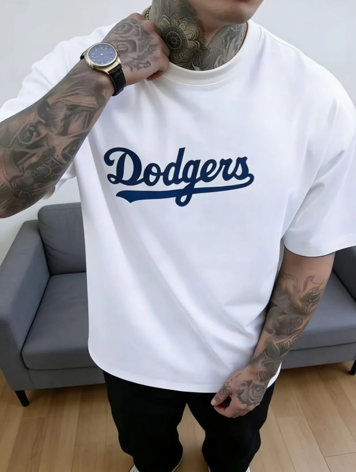 Мужская футболка с эмблемой Bold Dodgers Script в темно-синем цвете, отражающая вечное наследие бейсбола и командную гордость для мужчин
Мужская футболка с эмблемой Bold Dodgers Script в темно-синем цвете, отражающая вечное наследие бейсбола и командную гордость для мужчин