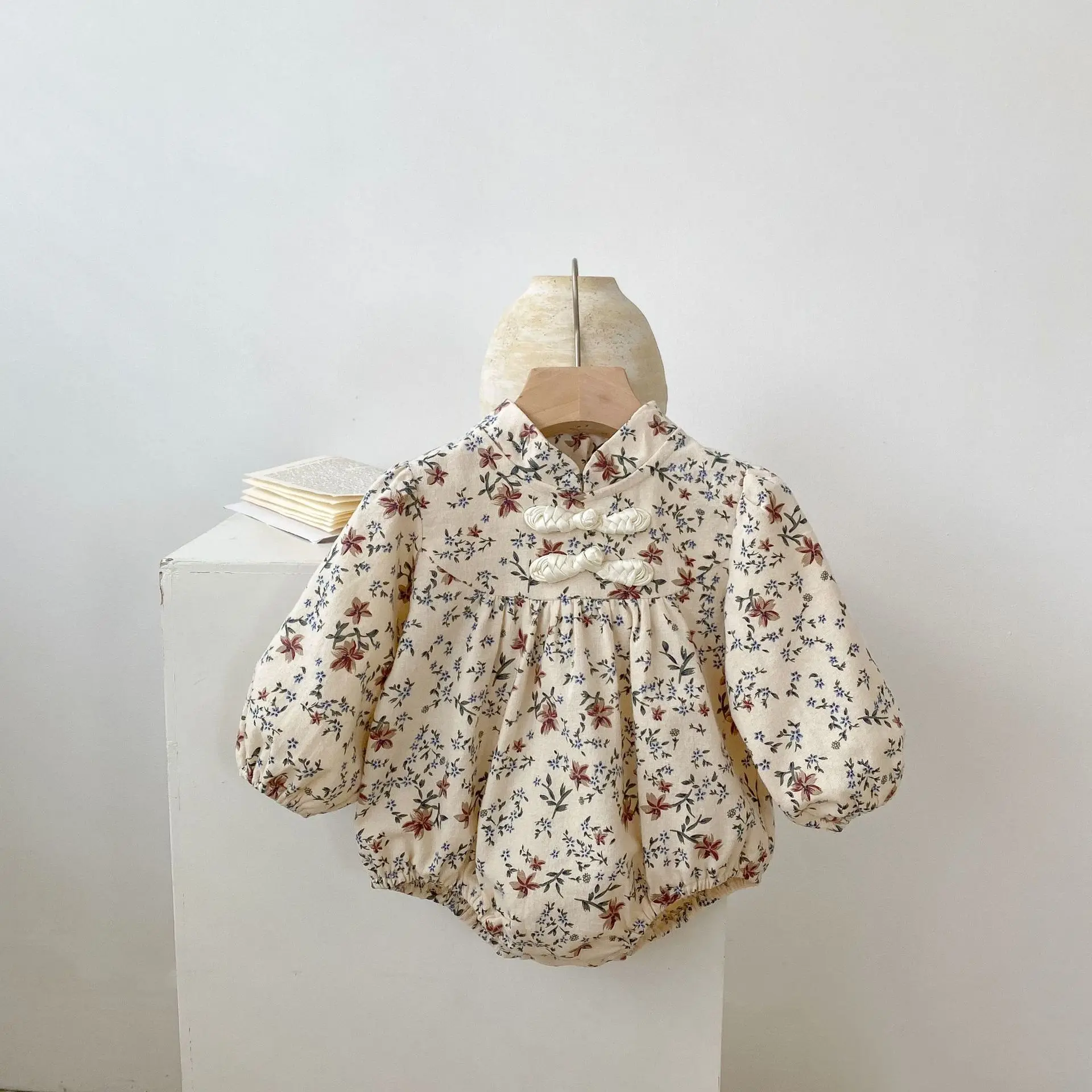 Весенне-осенняя новая одежда для малышей 0-3 лет, милый детский комбинезон для девочек, комбинезон с длинными рукавами и воротником Ципао с цветочным принтом
Весенне-осенняя новая одежда для малышей 0-3 лет, милый детский комбинезон для девочек, комбинезон с длинными рукавами и воротником Ципао с цветочным принтом