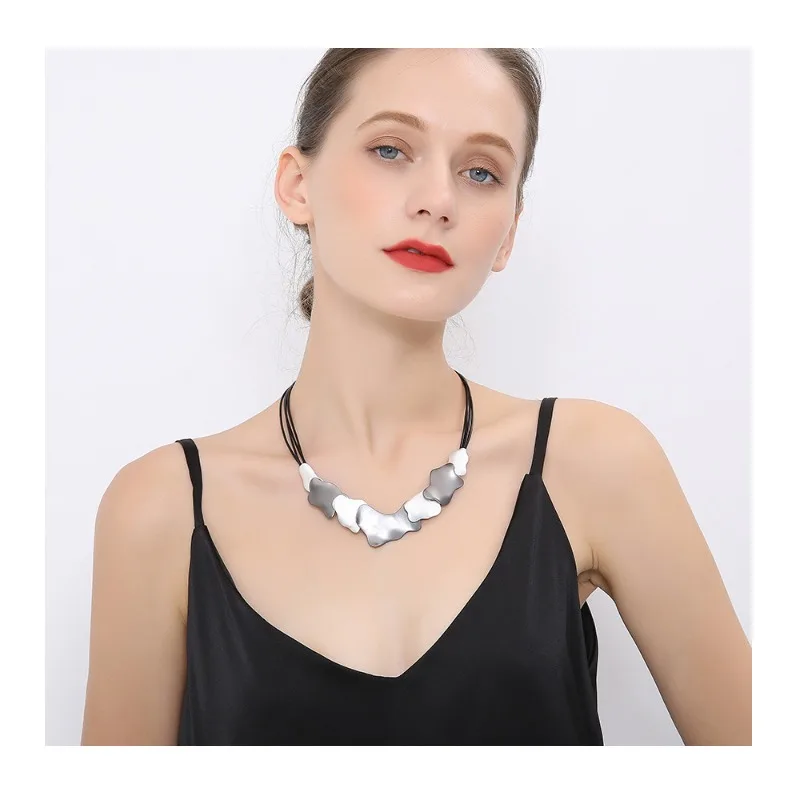 Foreign Trade Explosive Jewelry Autumn and Winter Simple Fashion Geometric Collarbone Chain High-end Short Necklace
Foreign Trade Explosive Jewelry Autumn and Winter Simple Fashion Geometric Collarbone Chain High-end Short Necklace