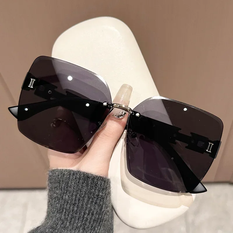 2025 New Women's Versatile Sunglasses with UV Protection, Large Frame Sunshade, Frameless Fashion Sunglasses for Women
2025 New Women's Versatile Sunglasses with UV Protection, Large Frame Sunshade, Frameless Fashion Sunglasses for Women