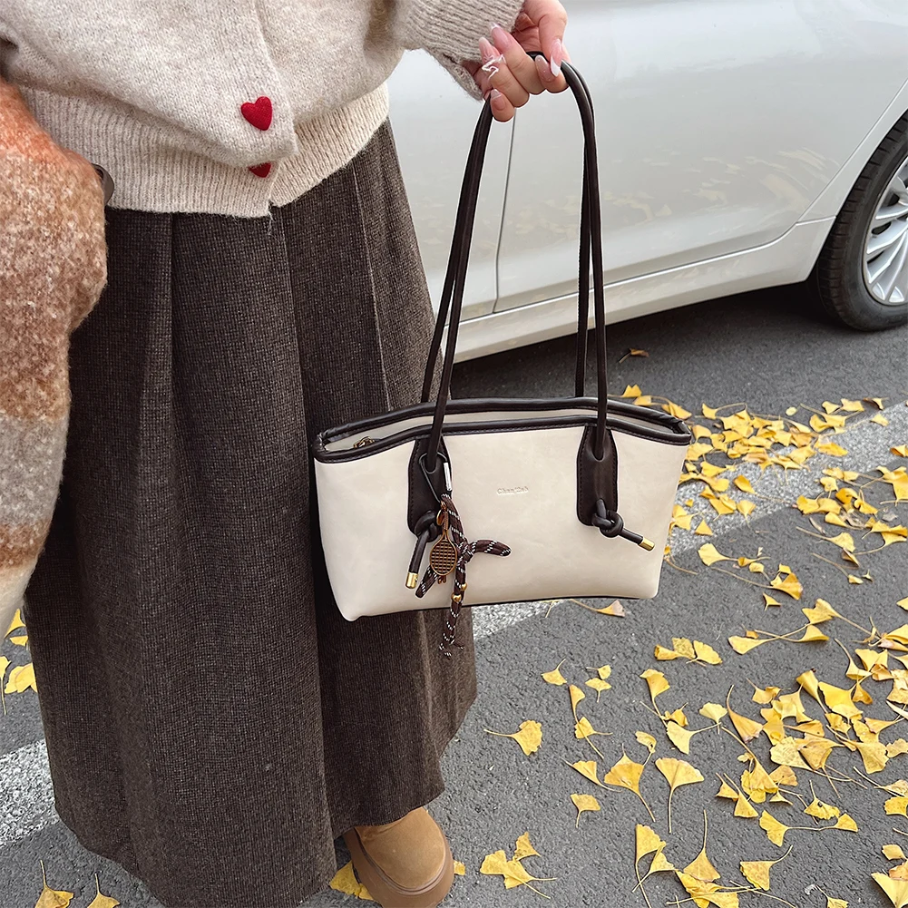 Женская кожаная сумка через плечо с подвеской, стильная сумка-тоут (бежевая)
Женская кожаная сумка через плечо с подвеской, стильная сумка-тоут (бежевая)