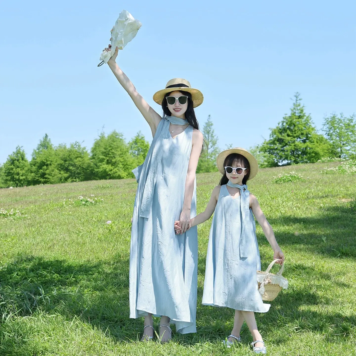 Mommy and Me Matching Blue Maxi Dress Set Sleeveless Halter Neck Beach Vacation Casual Loose Family Outfit for Mom and Daughter
Mommy and Me Matching Blue Maxi Dress Set Sleeveless Halter Neck Beach Vacation Casual Loose Family Outfit for Mom and Daughter