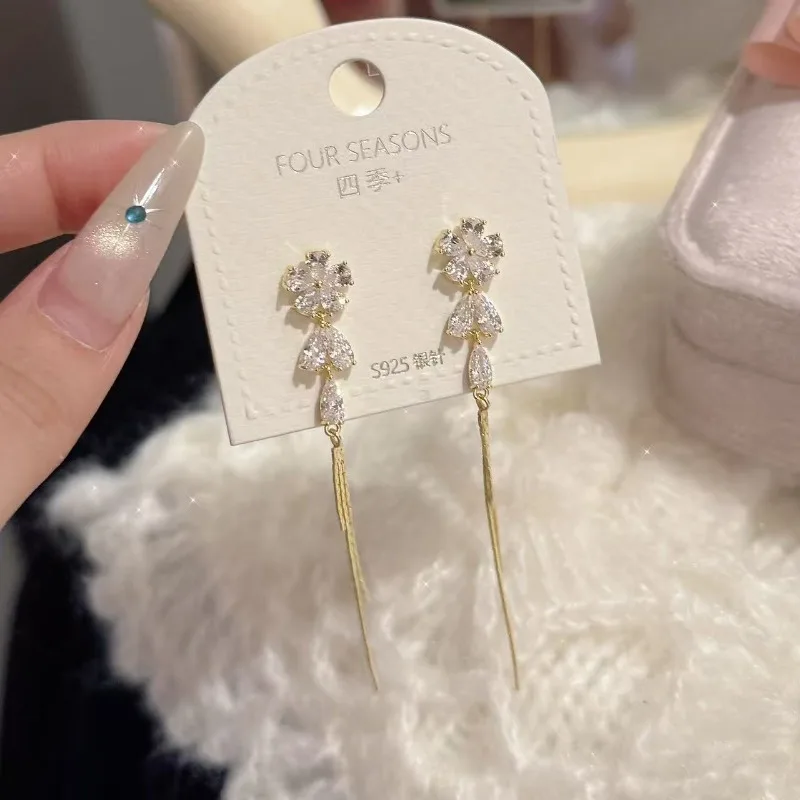Flower Tassel Earrings Light Luxury High-end Needles Retro Elegance Sweet Exquisite Temperament Versatile Earrings
Flower Tassel Earrings Light Luxury High-end Needles Retro Elegance Sweet Exquisite Temperament Versatile Earrings
