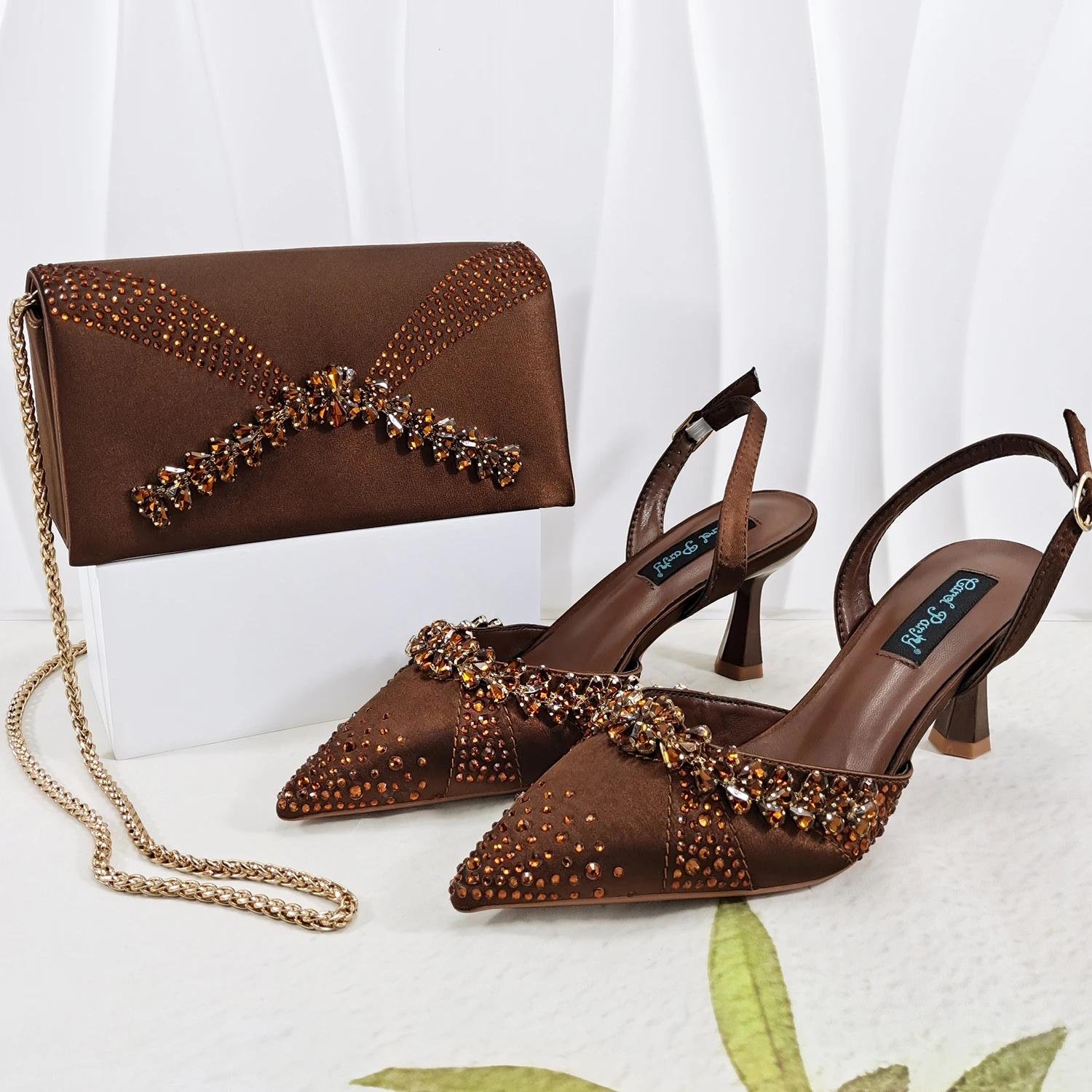 QueenaYan Slip-on high heels and matching small bag Nigeria fashionable party pointed shoes with bag or a pair of work shoes
QueenaYan Slip-on high heels and matching small bag Nigeria fashionable party pointed shoes with bag or a pair of work shoes