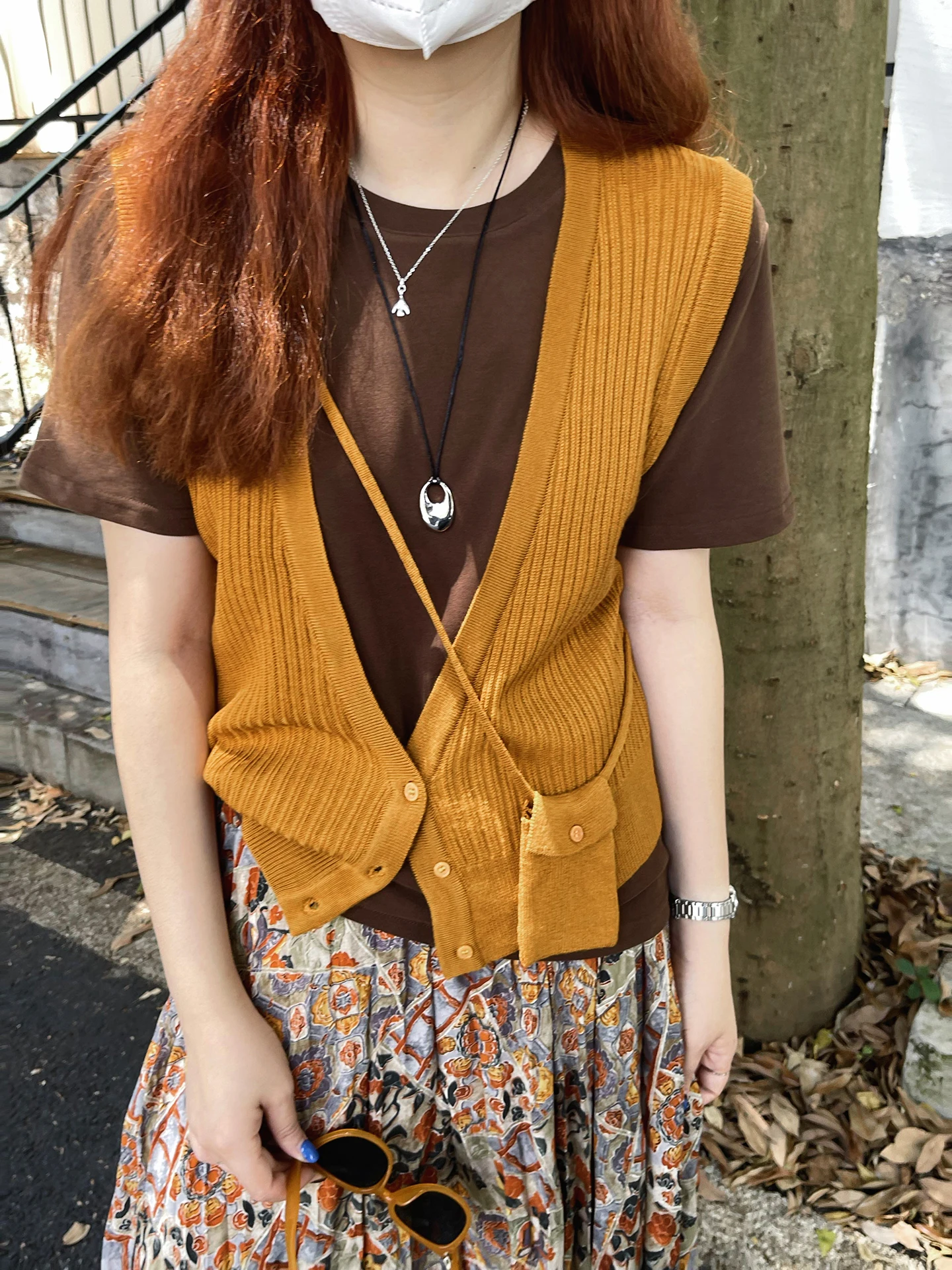 Модный комплект из двух предметов: вязаная футболка и сумка через плечо. Трендовый корейский стиль для ранней осени. Женский модный ансамбль.
Модный комплект из двух предметов: вязаная футболка и сумка через плечо. Трендовый корейский стиль для ранней осени. Женский модный ансамбль.