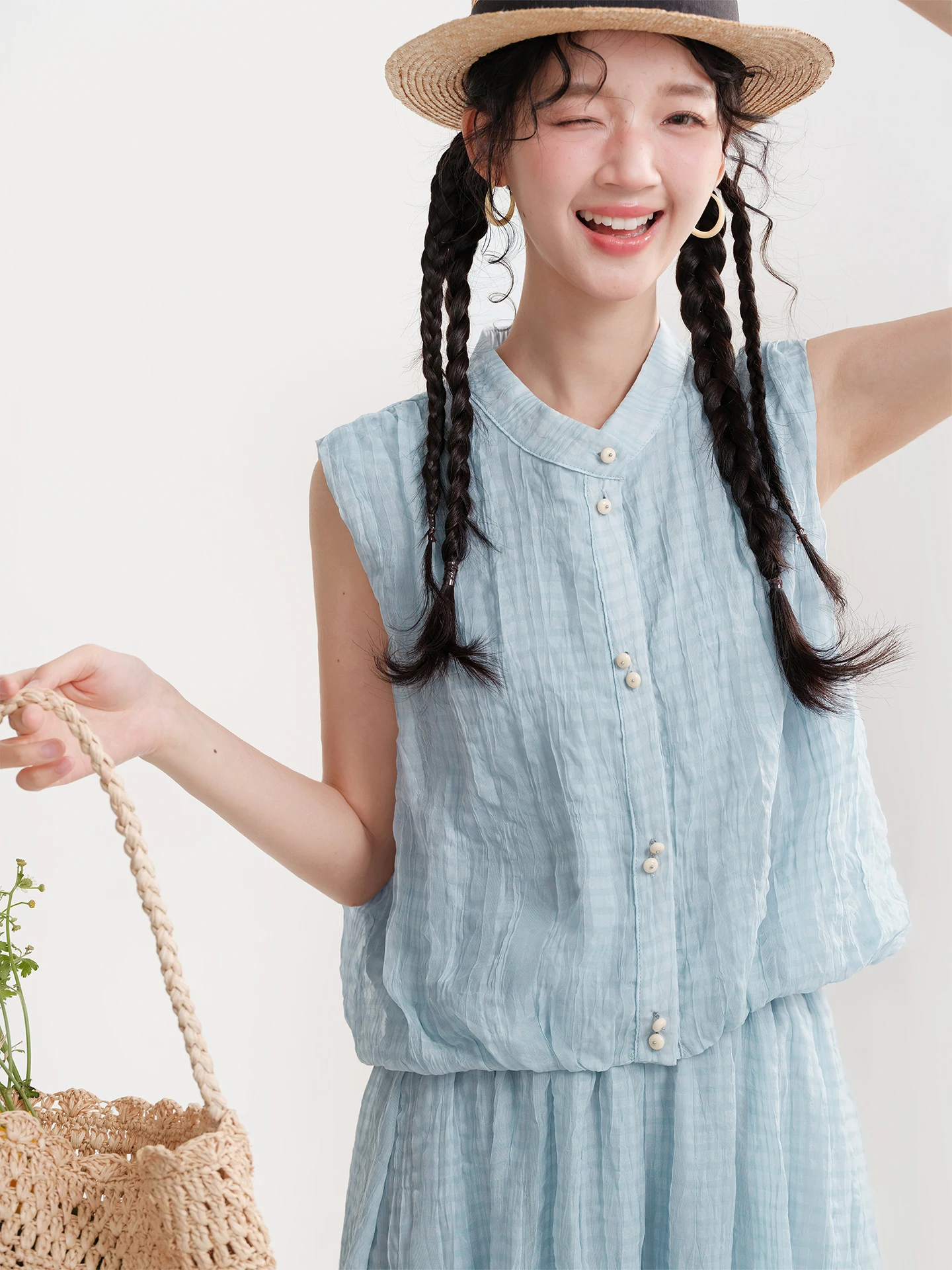 Elegant Blue Texture Sleeveless Top And Skirt Set Women's Summer Fashion Outfit Beautiful And Stylish High Waist Design
Elegant Blue Texture Sleeveless Top And Skirt Set Women's Summer Fashion Outfit Beautiful And Stylish High Waist Design