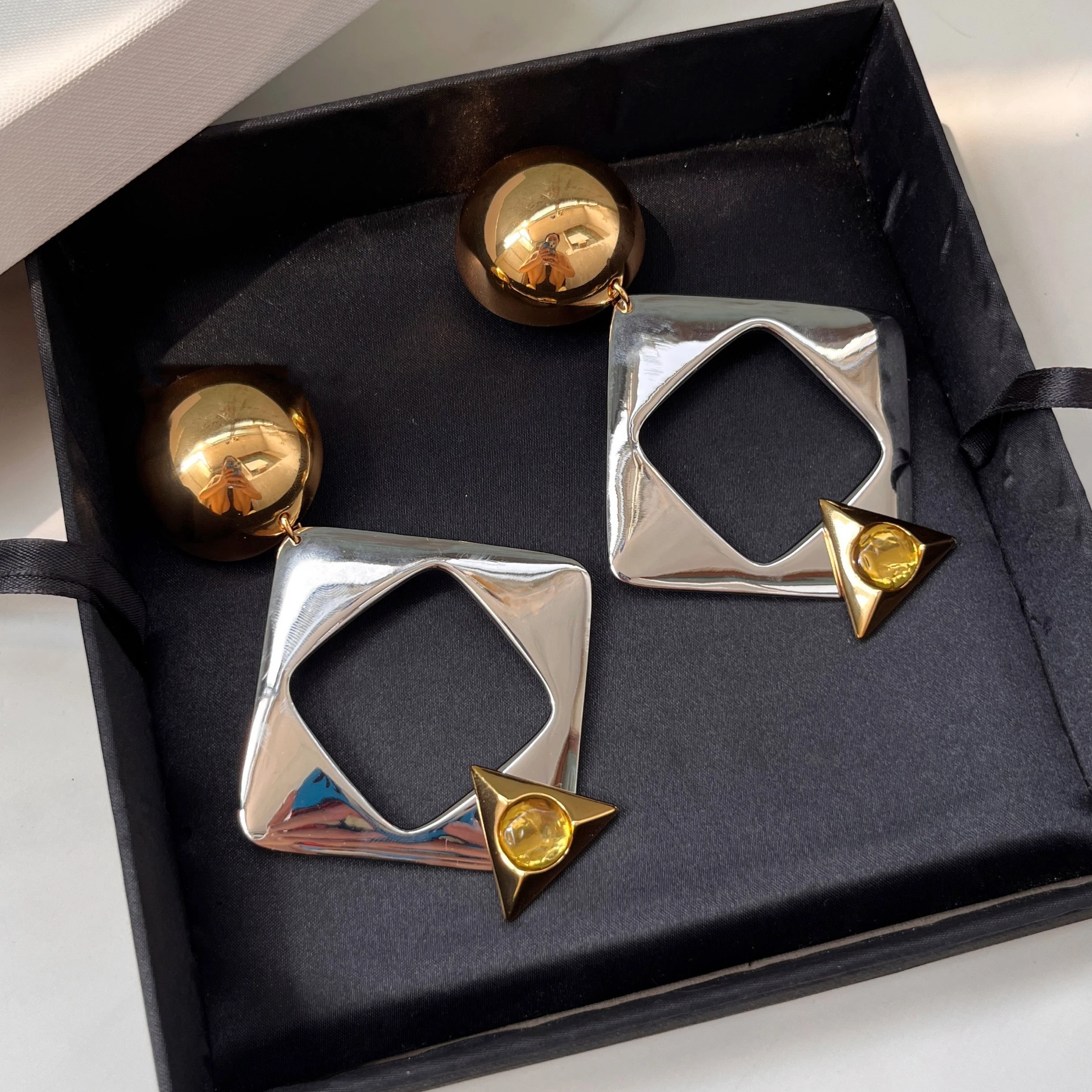 Europe Designer Gold Silver Circular Geometric Large Earrings Luxury Ear Clip Women Top Quality Jewelry Trend
Europe Designer Gold Silver Circular Geometric Large Earrings Luxury Ear Clip Women Top Quality Jewelry Trend