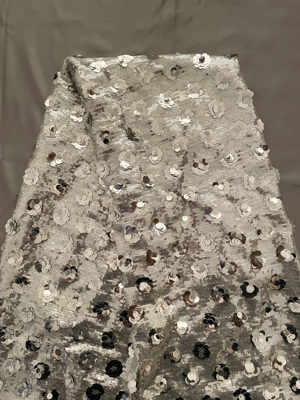 2025 Quality Silvery Sequin French Net African Tulle Mesh 3D Lace Fabric For Dress Handmade Sewing Supplies 5 Yards ZH0416A05
2025 Quality Silvery Sequin French Net African Tulle Mesh 3D Lace Fabric For Dress Handmade Sewing Supplies 5 Yards ZH0416A05