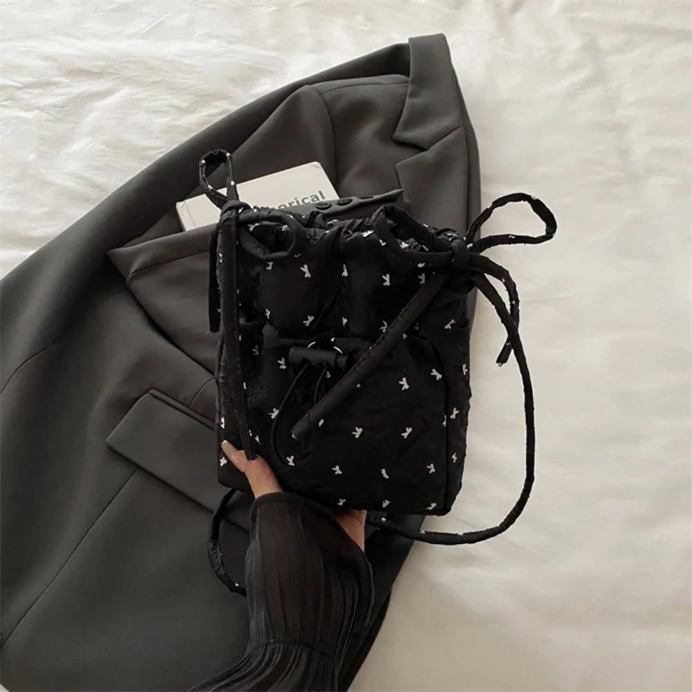 Корейский стиль, сумка через плечо с бантом, ведро на шнурке, однотонная сумка через плечо, легкая женская сумка для мобильного телефона
Корейский стиль, сумка через плечо с бантом, ведро на шнурке, однотонная сумка через плечо, легкая женская сумка для мобильного телефона