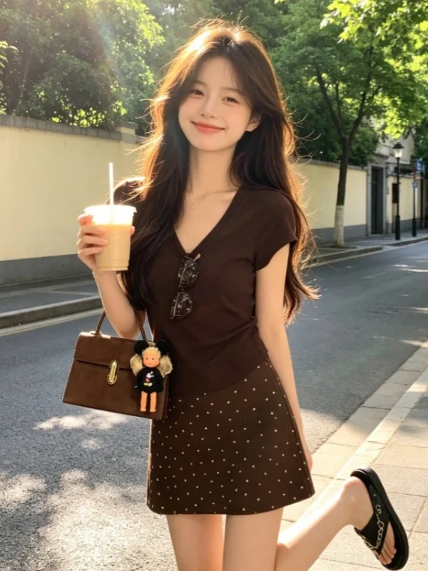 Summer New Style Women's Fashion Set V-neck Short Sleeve T-shirt Polka Dot Halter Skirt Two-piece Simple Hot Girl Style
Summer New Style Women's Fashion Set V-neck Short Sleeve T-shirt Polka Dot Halter Skirt Two-piece Simple Hot Girl Style