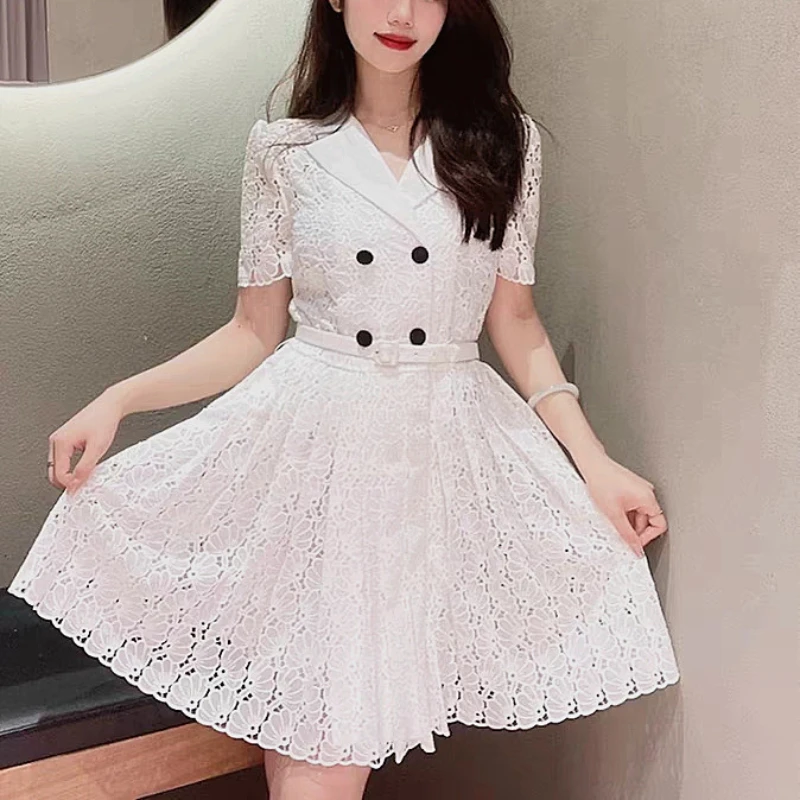 2023 Women White Square Neck Lace Dress Short Sleeves Neck Waist Tie Button Slim Mini Dress
2023 Women White Square Neck Lace Dress Short Sleeves Neck Waist Tie Button Slim Mini Dress