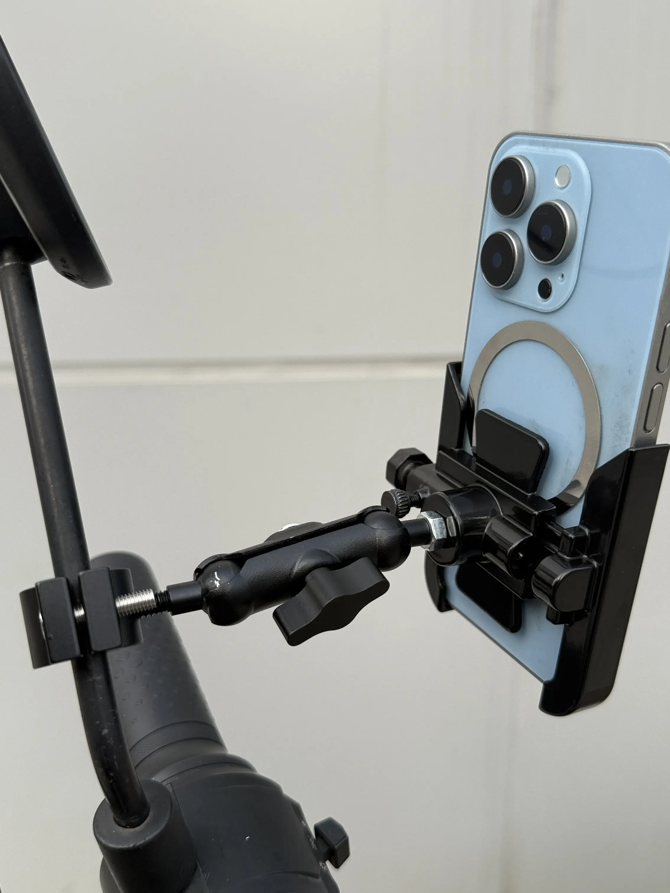 Non Removable Rearview Mirror Rod Clip Mobile Navigation Bracket Shockproof Phone Clip Electric Vehicle Phone Fixing Bracket
Non Removable Rearview Mirror Rod Clip Mobile Navigation Bracket Shockproof Phone Clip Electric Vehicle Phone Fixing Bracket