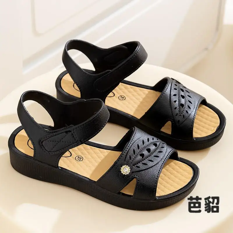 Comfortable Plastic Flat Heel Sandals for Mom Summer New Style Soft Bottom Women Shoes Anti-slip Grandmother Fashionable Sandals
Comfortable Plastic Flat Heel Sandals for Mom Summer New Style Soft Bottom Women Shoes Anti-slip Grandmother Fashionable Sandals
