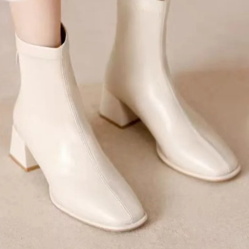 Французские высококачественные женские ботильоны с квадратным носком, осень 2022, новые кожаные лакированные кожаные непромокаемые туфли на высоком толстом каблуке, размер 35-40
Французские высококачественные женские ботильоны с квадратным носком, осень 2022, новые кожаные лакированные кожаные непромокаемые туфли на высоком толстом каблуке, размер 35-40
