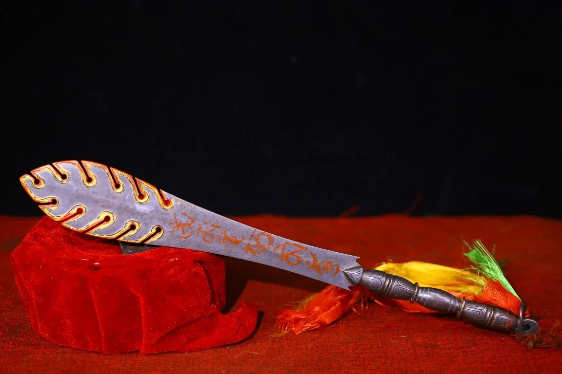 15"Tibetan Temple Collection Old Tiantie Painted Cinnabar Flame texture Manjushri Sword Vajra Phurpa Worship Hall Town house
15"Tibetan Temple Collection Old Tiantie Painted Cinnabar Flame texture Manjushri Sword Vajra Phurpa Worship Hall Town house