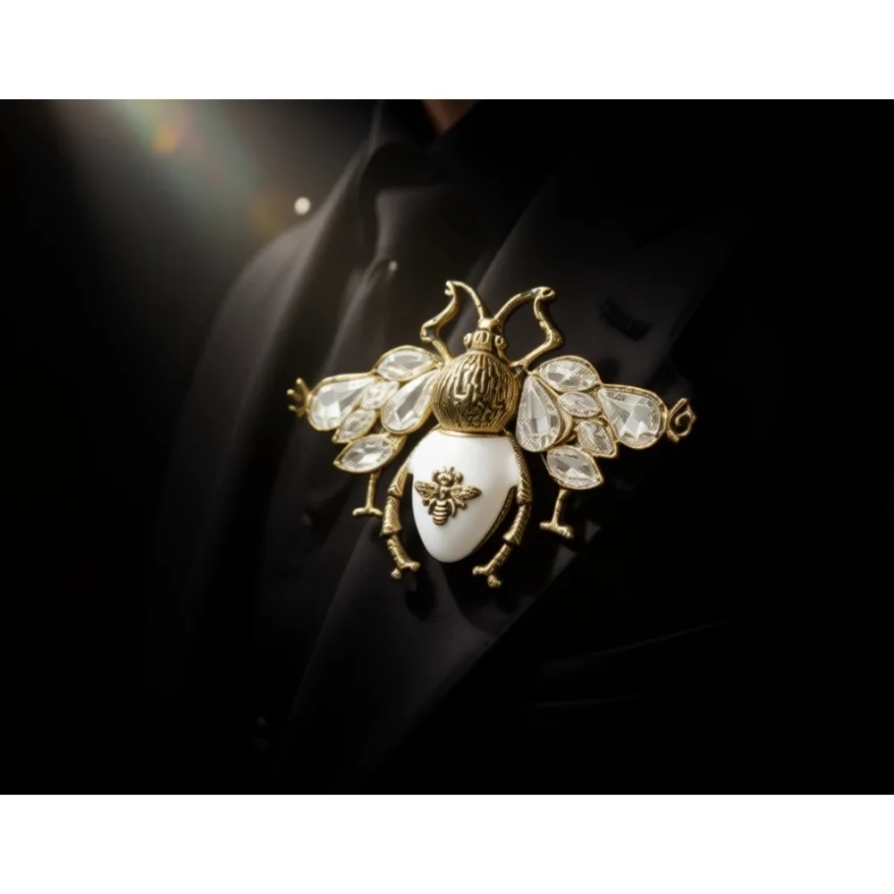 Матовая золотая брошь-пчела с кристаллами и стразами, унисекс, модный аксессуар для лацкана
Матовая золотая брошь-пчела с кристаллами и стразами, унисекс, модный аксессуар для лацкана