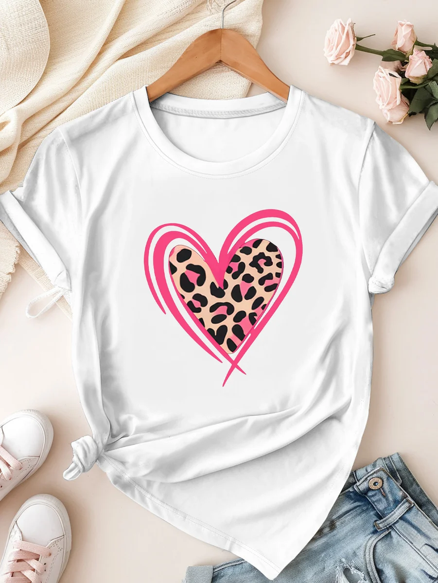 Женская белая футболка больших размеров с короткими рукавами, графический принт с леопардовым сердечком, сексуальный и стильный уличный топ
Женская белая футболка больших размеров с короткими рукавами, графический принт с леопардовым сердечком, сексуальный и стильный уличный топ