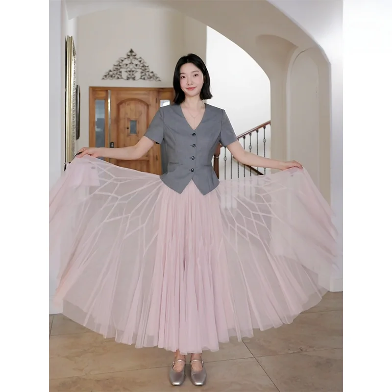 Костюм с эффектом похудения: шерстяной жилет с V-образным вырезом и коротким рукавом, а также юбка. Повседневный летний комплект. Новинка от Guo Jiujiu.
Костюм с эффектом похудения: шерстяной жилет с V-образным вырезом и коротким рукавом, а также юбка. Повседневный летний комплект. Новинка от Guo Jiujiu.