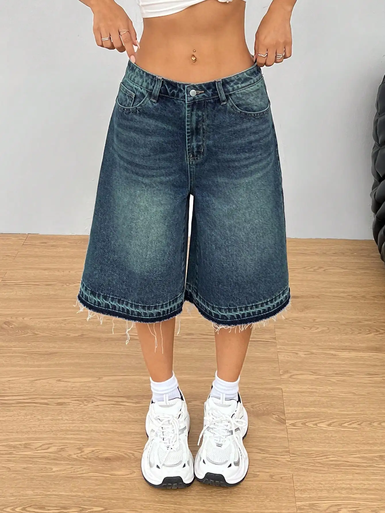 Japanese and Korean style American retro women's wide leg jeans with a seven inch length high waist for slimming effect
Japanese and Korean style American retro women's wide leg jeans with a seven inch length high waist for slimming effect