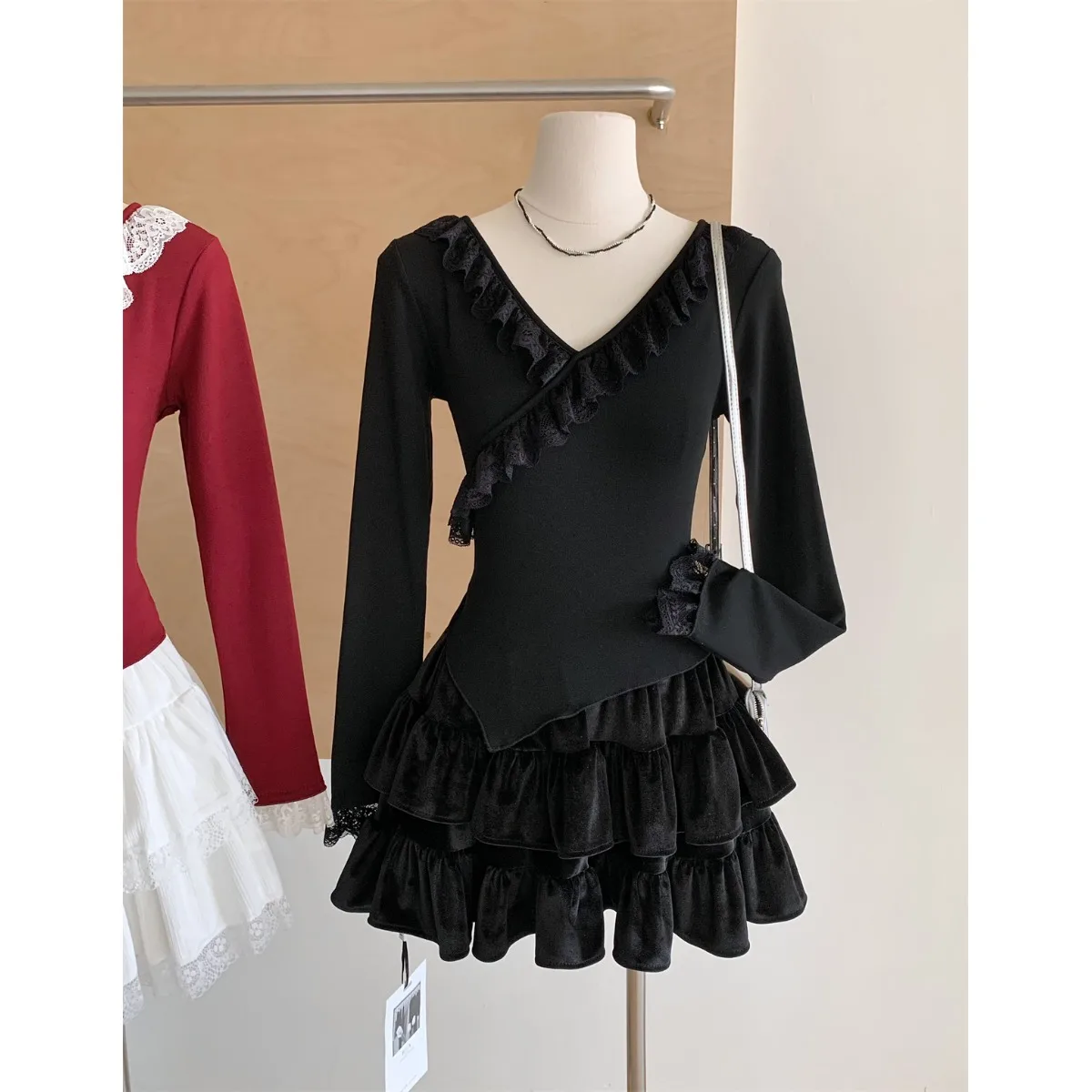 Lace Splicing Ruffled V-Neck T-Shirt Women's Autumn Red Long-Sleeved Inner Layered Shirt Irregular Tight Top Y2K Clothes
Lace Splicing Ruffled V-Neck T-Shirt Women's Autumn Red Long-Sleeved Inner Layered Shirt Irregular Tight Top Y2K Clothes