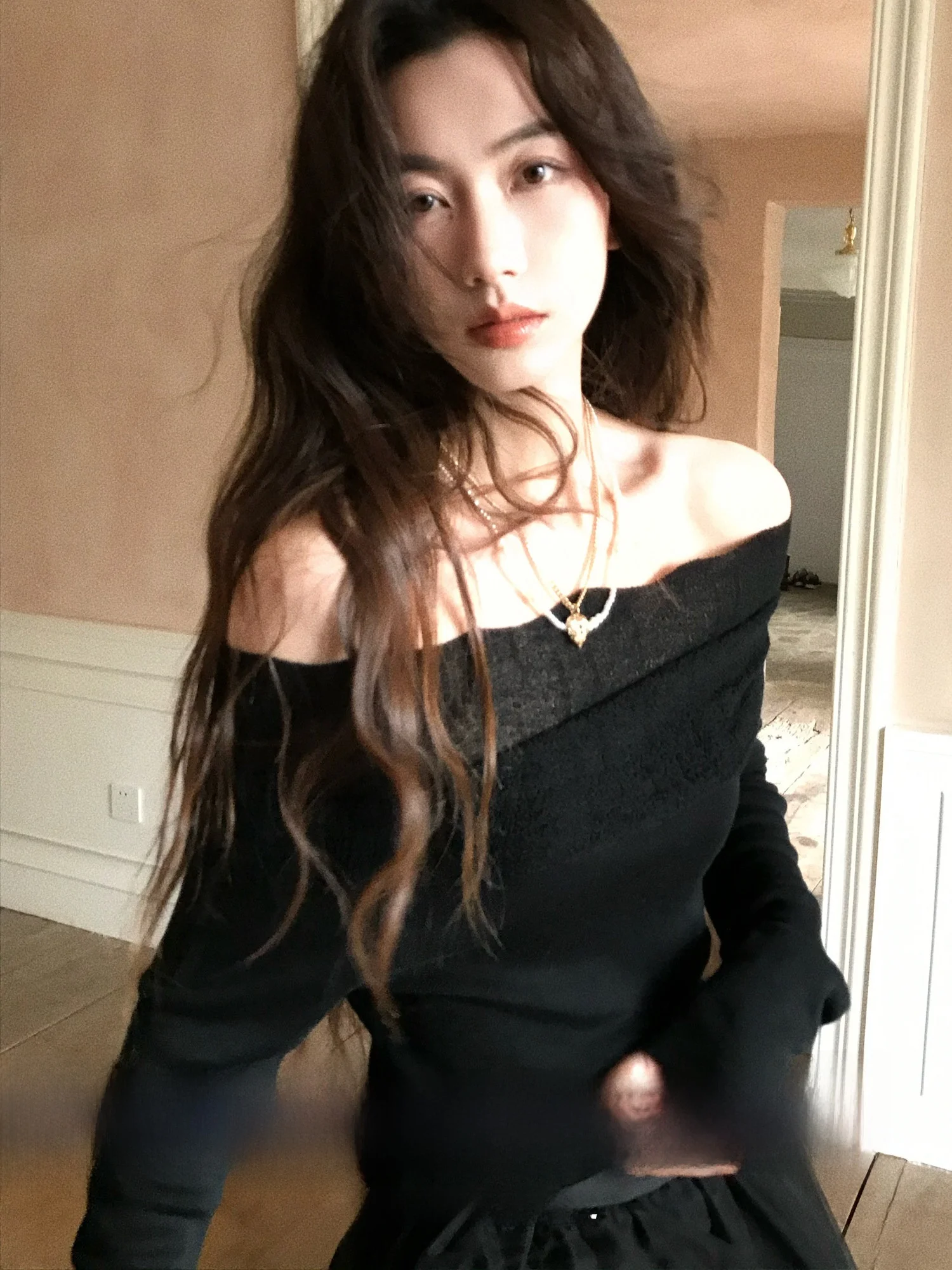 Женская приталенная футболка с буквенным принтом, кружевными вставками и одним открытым плечом, с длинным рукавом, из мягкого лиоцеллового волокна, весенняя модная повседневная трикотажная одежда
Женская приталенная футболка с буквенным принтом, кружевными вставками и одним открытым плечом, с длинным рукавом, из мягкого лиоцеллового волокна, весенняя модная повседневная трикотажная одежда