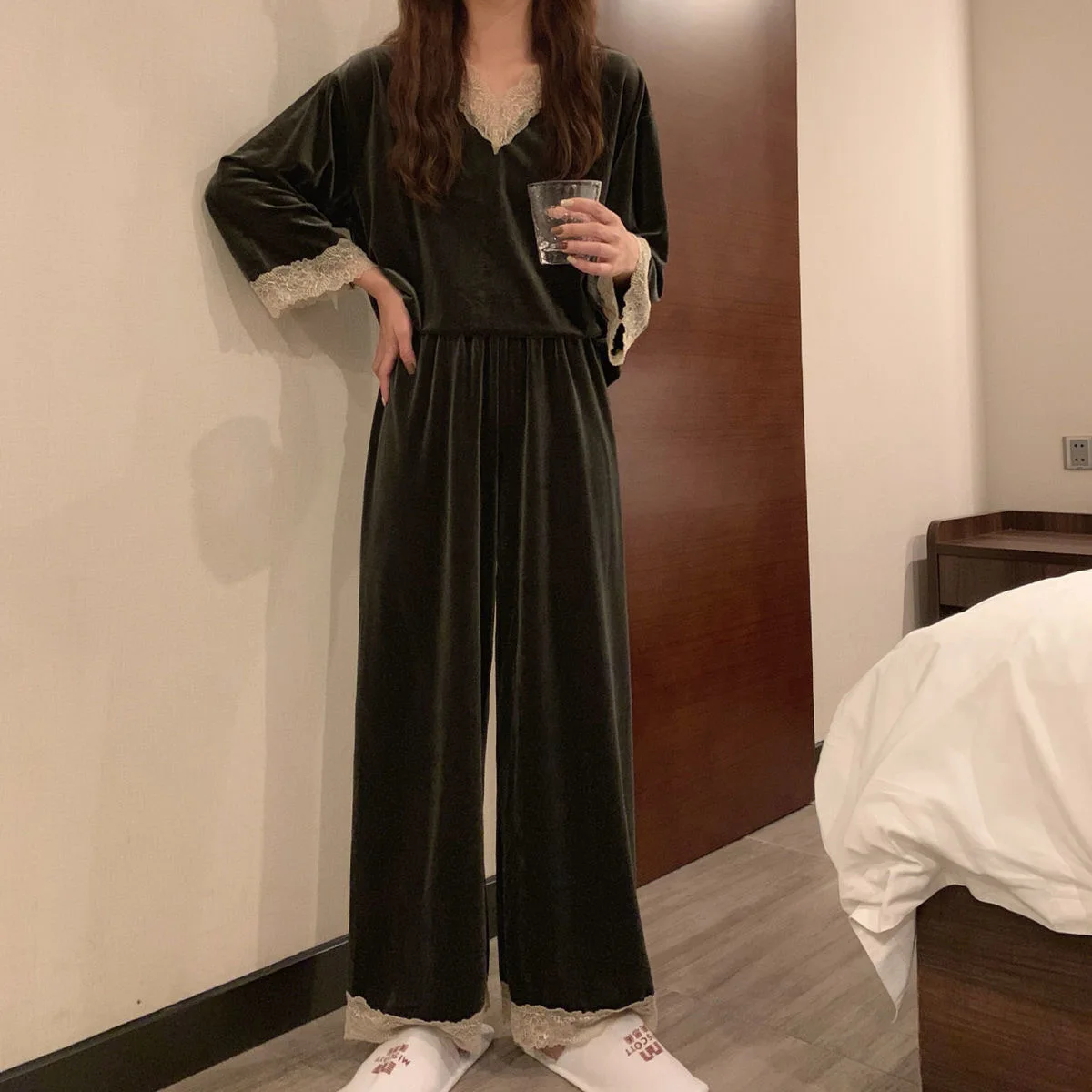 V-neck Lace Velvet Pajamas for Women Long-sleeved Pants Homewear 2 Piece Set Casual 2025 Spring Aurumn Soft Loungewear Women
V-neck Lace Velvet Pajamas for Women Long-sleeved Pants Homewear 2 Piece Set Casual 2025 Spring Aurumn Soft Loungewear Women