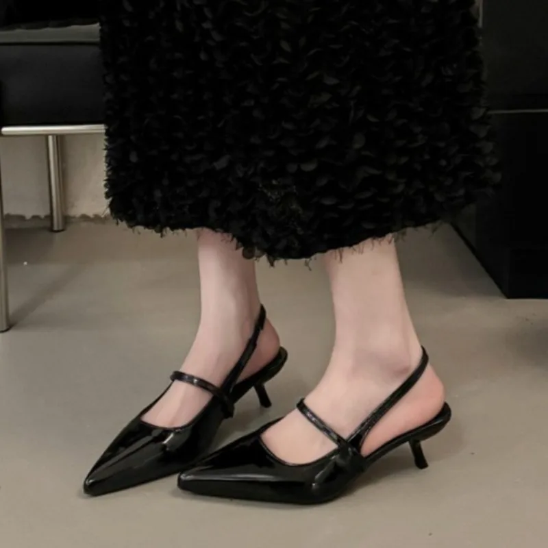 Pointed Toe Stiletto Heel Back Trip Strap High Heels Women Spring and Summer New Small Elegant Temperament Baotou Sandals
Pointed Toe Stiletto Heel Back Trip Strap High Heels Women Spring and Summer New Small Elegant Temperament Baotou Sandals