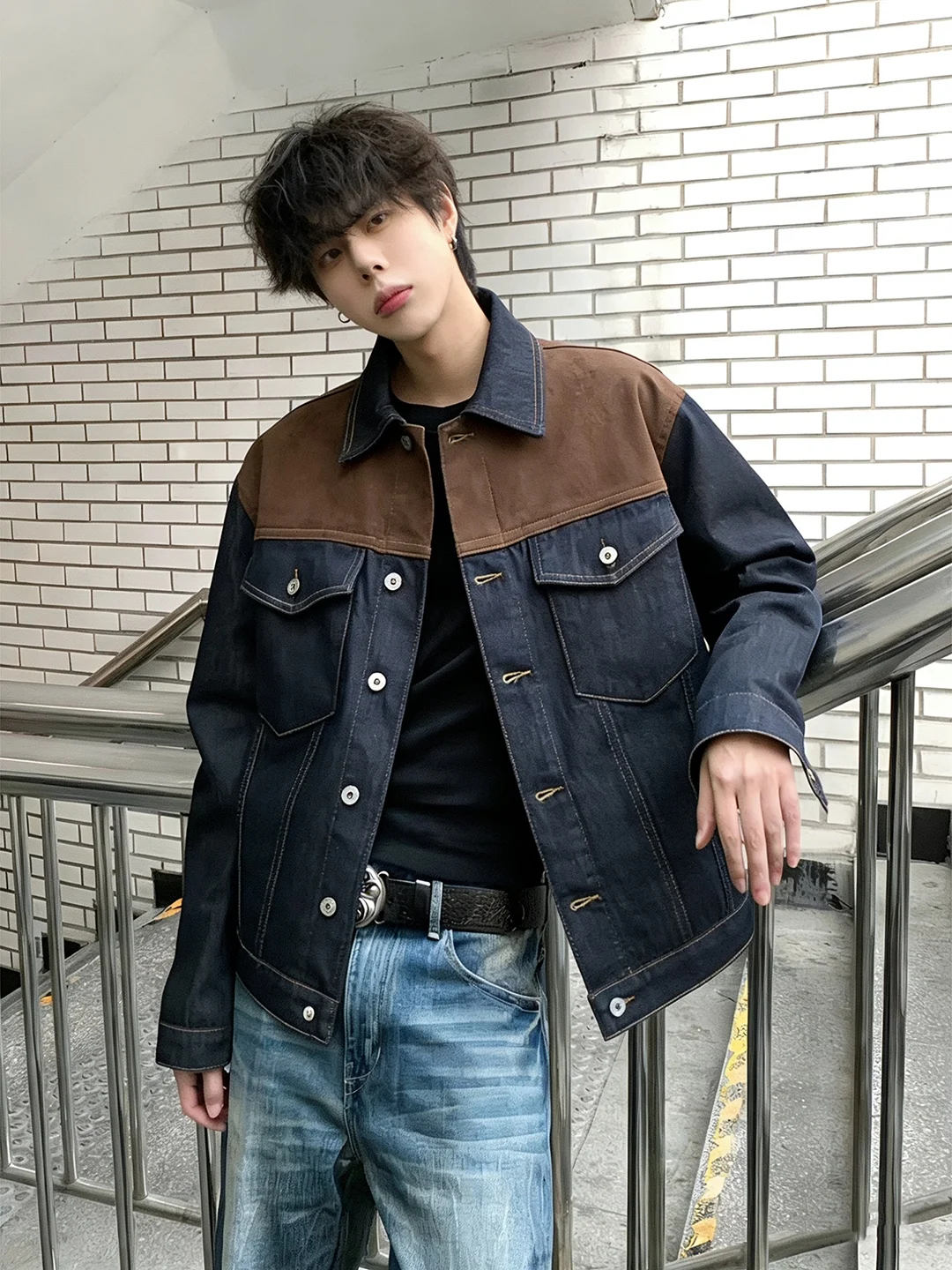 Мужская джинсовая куртка Original Blue Denim: весенняя, в американском стиле, с элементами пэчворка, рабочая, свободного кроя, с длинными рукавами, на одной пуговице
Мужская джинсовая куртка Original Blue Denim: весенняя, в американском стиле, с элементами пэчворка, рабочая, свободного кроя, с длинными рукавами, на одной пуговице