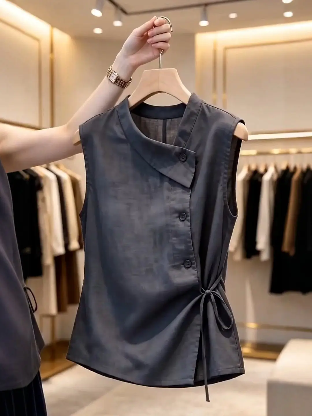 Elegant Fashionable Sleeveless Shirt Women's Summer New Design Belted Waist Slimming Small Top French Style round Neck Button...
Elegant Fashionable Sleeveless Shirt Women's Summer New Design Belted Waist Slimming Small Top French Style round Neck Button...