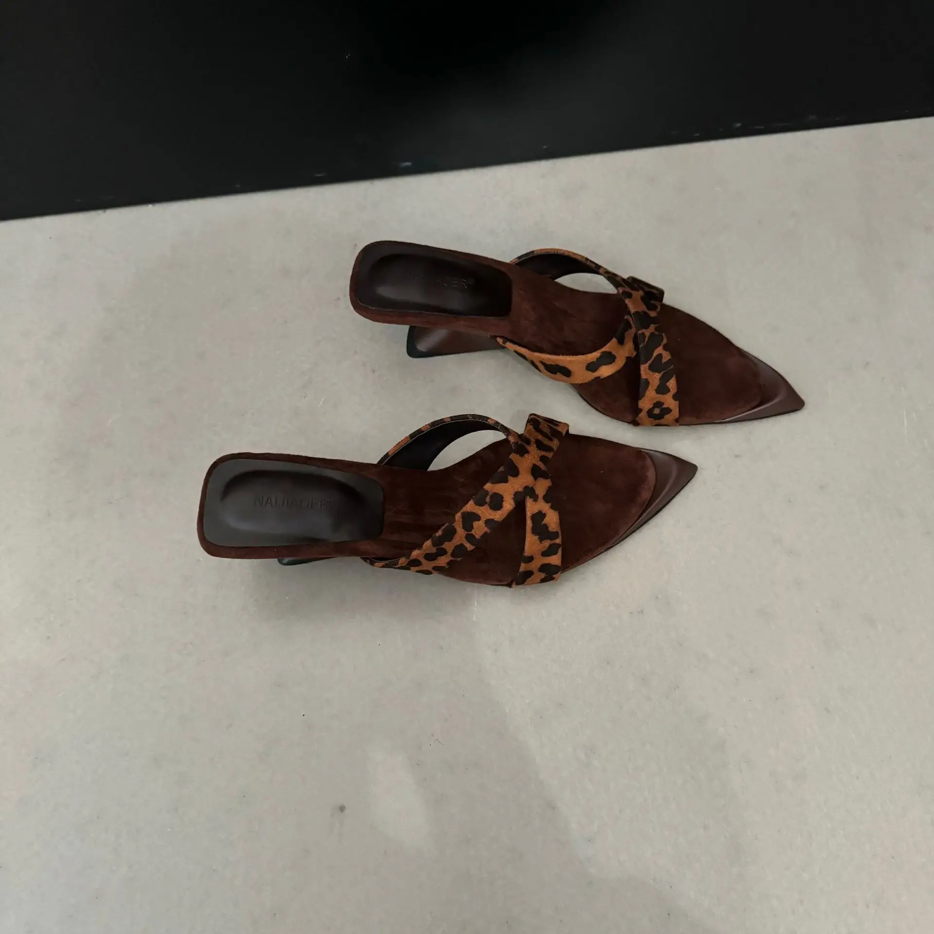 Summer New Style Wedge Sandals Fashionable and Versatile French Cross Pointed Leopard Print Net Infrared Wear One Line Cool Mop
Summer New Style Wedge Sandals Fashionable and Versatile French Cross Pointed Leopard Print Net Infrared Wear One Line Cool Mop