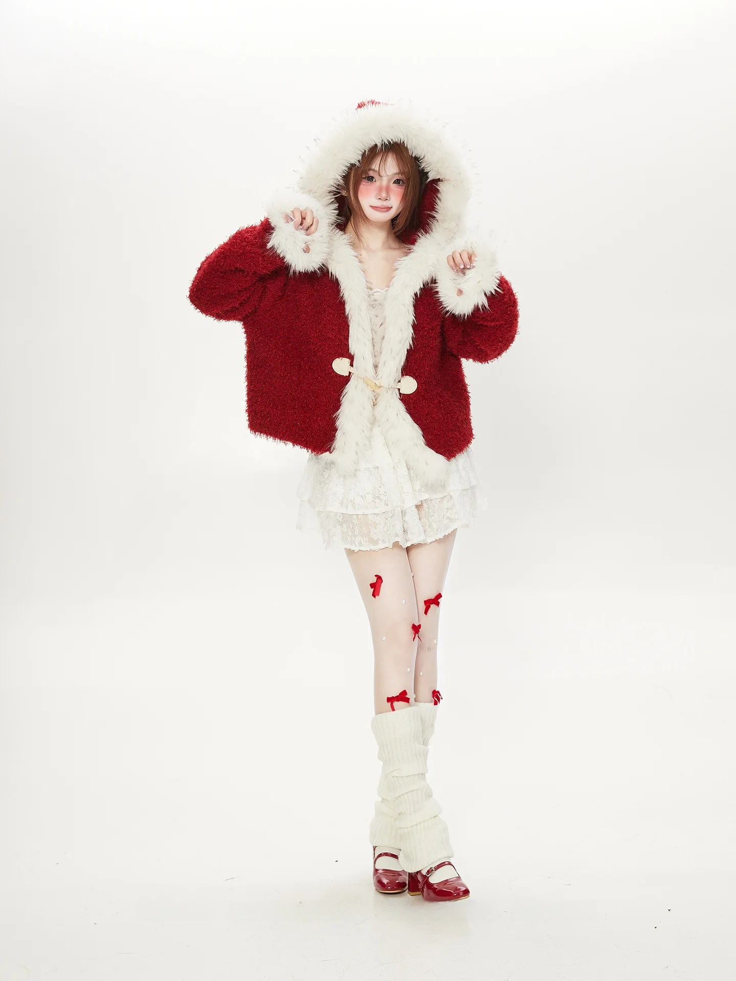 Красный вязаный свитер-пальто для женщин, зимний модный топ с узором «косы», на пуговицах «под золото», с белым меховым воротником
Красный вязаный свитер-пальто для женщин, зимний модный топ с узором «косы», на пуговицах «под золото», с белым меховым воротником