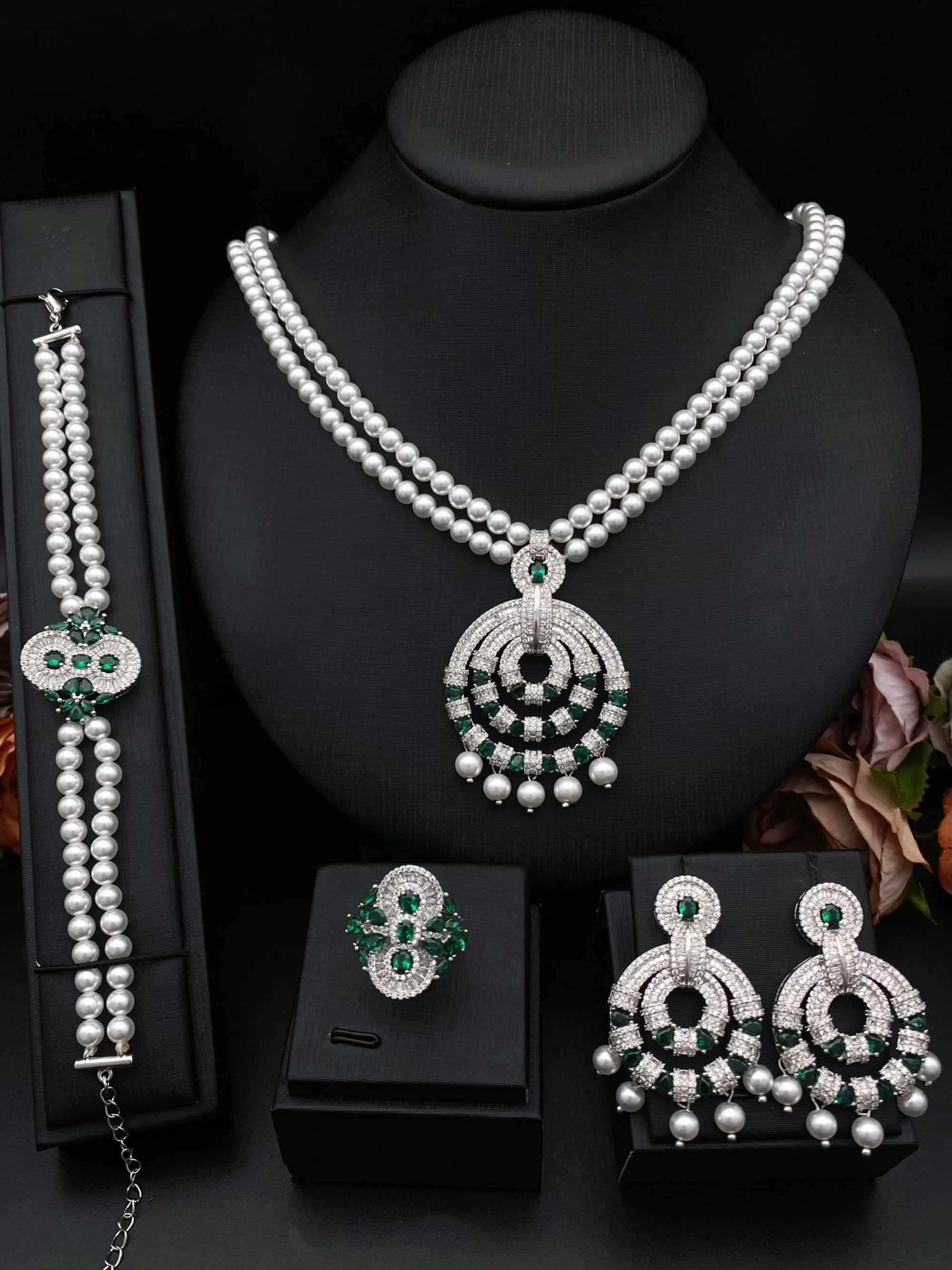 Falair Four-Piece Set of Pearl-Like Copper-Gilded Jewelry - Necklace, Earrings, Bracelet, Ring - Women's Party Accessories 
Falair Four-Piece Set of Pearl-Like Copper-Gilded Jewelry - Necklace, Earrings, Bracelet, Ring - Women's Party Accessories