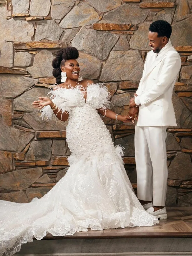 Exquisite Mermaid Wedding Dresses Sleeveless V Neck Sequins Diamonds Pearls Feather Pearls Off Shoulder Customed Bridal Gowns
Exquisite Mermaid Wedding Dresses Sleeveless V Neck Sequins Diamonds Pearls Feather Pearls Off Shoulder Customed Bridal Gowns