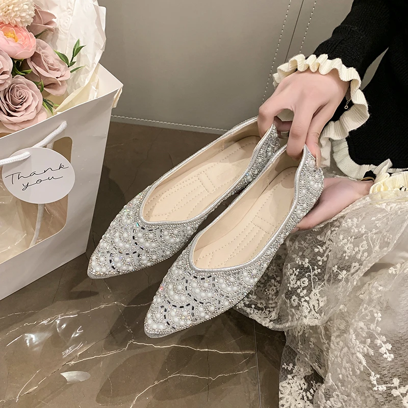 Женская обувь больших размеров на плоской мягкой подошве с острым носком и одним стразами и блестками
Женская обувь больших размеров на плоской мягкой подошве с острым носком и одним стразами и блестками