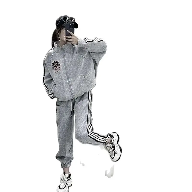 Fashionable 2 Piece Sets Women Outfit 2023 New Casual Sportswear Set Women's Spring And Autumn Three Bar Pants Loose Set
Fashionable 2 Piece Sets Women Outfit 2023 New Casual Sportswear Set Women's Spring And Autumn Three Bar Pants Loose Set