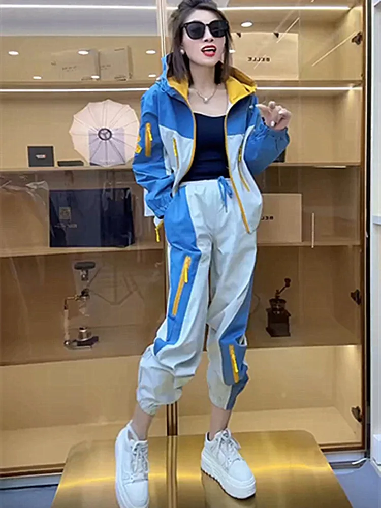Female Autumn 2025 New High end Splicing Color Contrasting Hooded Coat Cargo Pants Leisure Sports Two piece Set
Female Autumn 2025 New High end Splicing Color Contrasting Hooded Coat Cargo Pants Leisure Sports Two piece Set