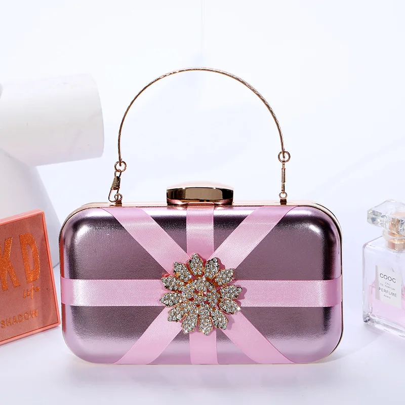 Новый стиль, обеденная сумка, цветок, рисовый персонаж, инкрустированная бриллиантами сумка со стразами, блестящая банкетная сумка, женская сумка из искусственной кожи
Новый стиль, обеденная сумка, цветок, рисовый персонаж, инкрустированная бриллиантами сумка со стразами, блестящая банкетная сумка, женская сумка из искусственной кожи