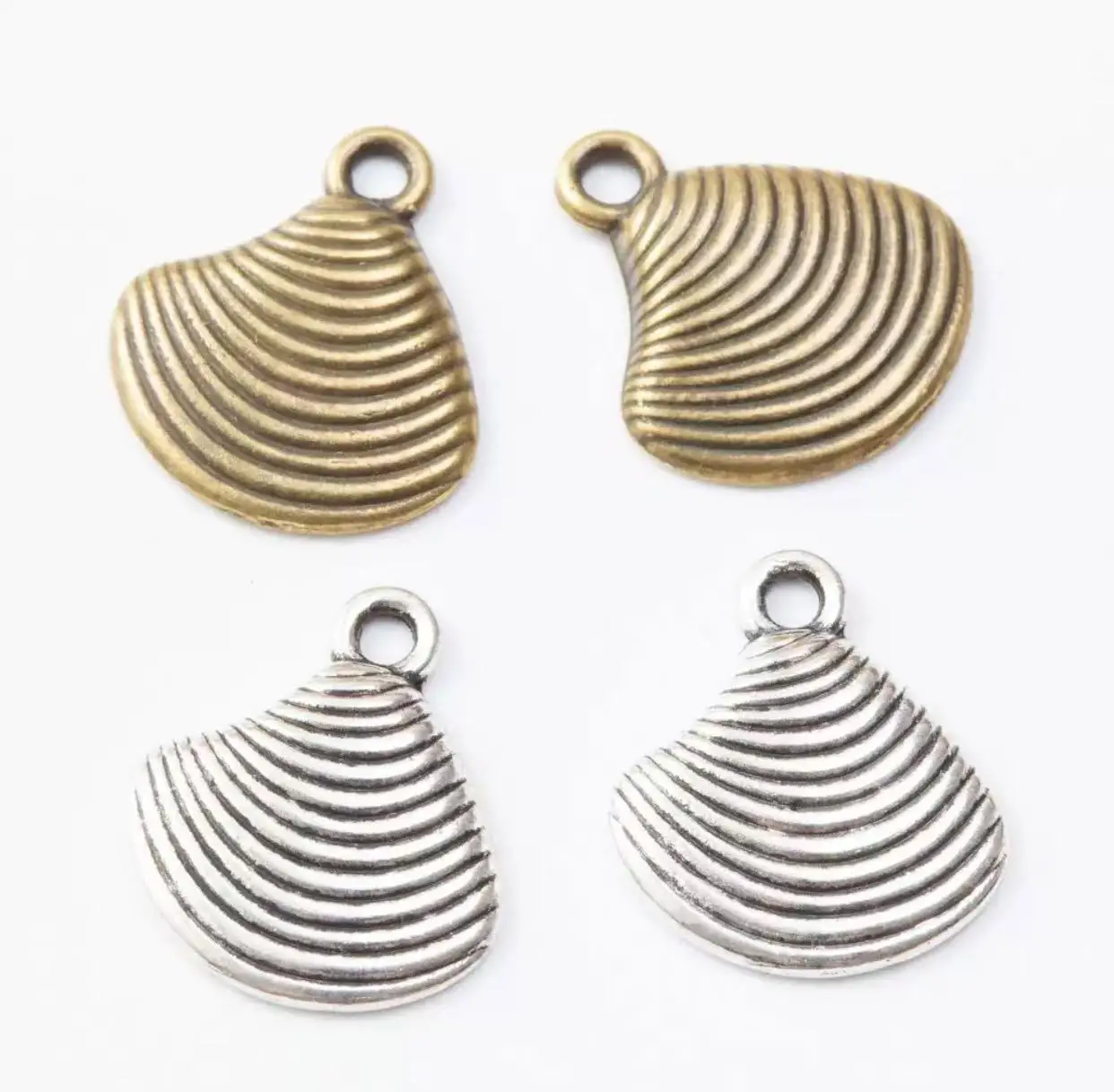 20pcs 13 x15mm, hole 1.2mm Alloy metal Shell design charms for jewelry making HWH0027L
20pcs 13 x15mm, hole 1.2mm Alloy metal Shell design charms for jewelry making HWH0027L