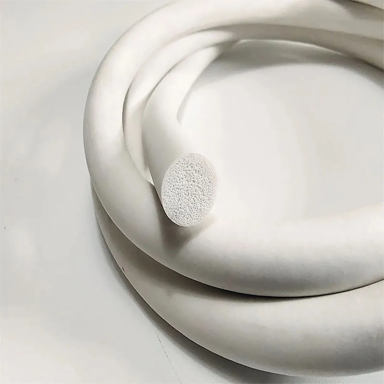 Length 1M to20M Round White Color Silicone Foaming Sealing Strip High Temperature Resistance Round Silicone Rubber Sealing Strip
Length 1M to20M Round White Color Silicone Foaming Sealing Strip High Temperature Resistance Round Silicone Rubber Sealing Strip