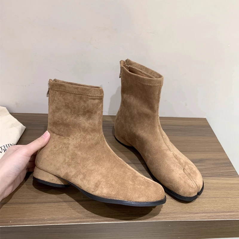 SUOJIALUN 2025 New Brand Winter Women Boots Fashion Split Toe Back Zipper Ladies Short Boots Flat Heel Casual Dress Flat Shoes
SUOJIALUN 2025 New Brand Winter Women Boots Fashion Split Toe Back Zipper Ladies Short Boots Flat Heel Casual Dress Flat Shoes